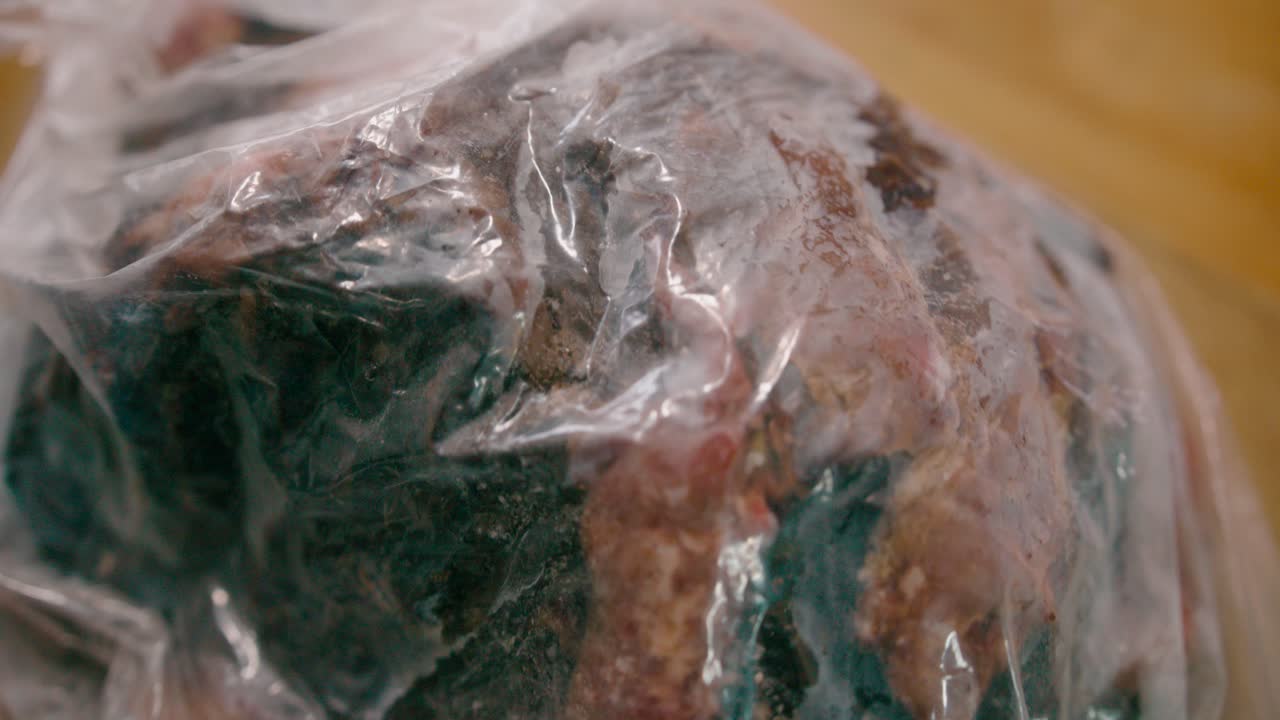 toma en ángulo superior con una vista de cerca de un loft de bistec congelado empaquetado en una vista de primer plano