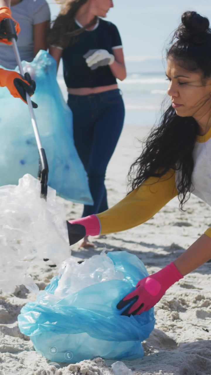 Animazione di icone del globo su volontarie diverse che raccolgono rifiuti in spiaggia