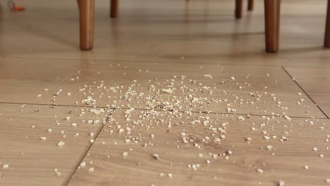 migas en el suelo de madera