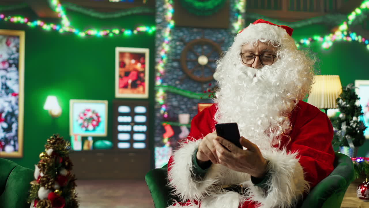 스마트폰을 사용하는 산타클로스