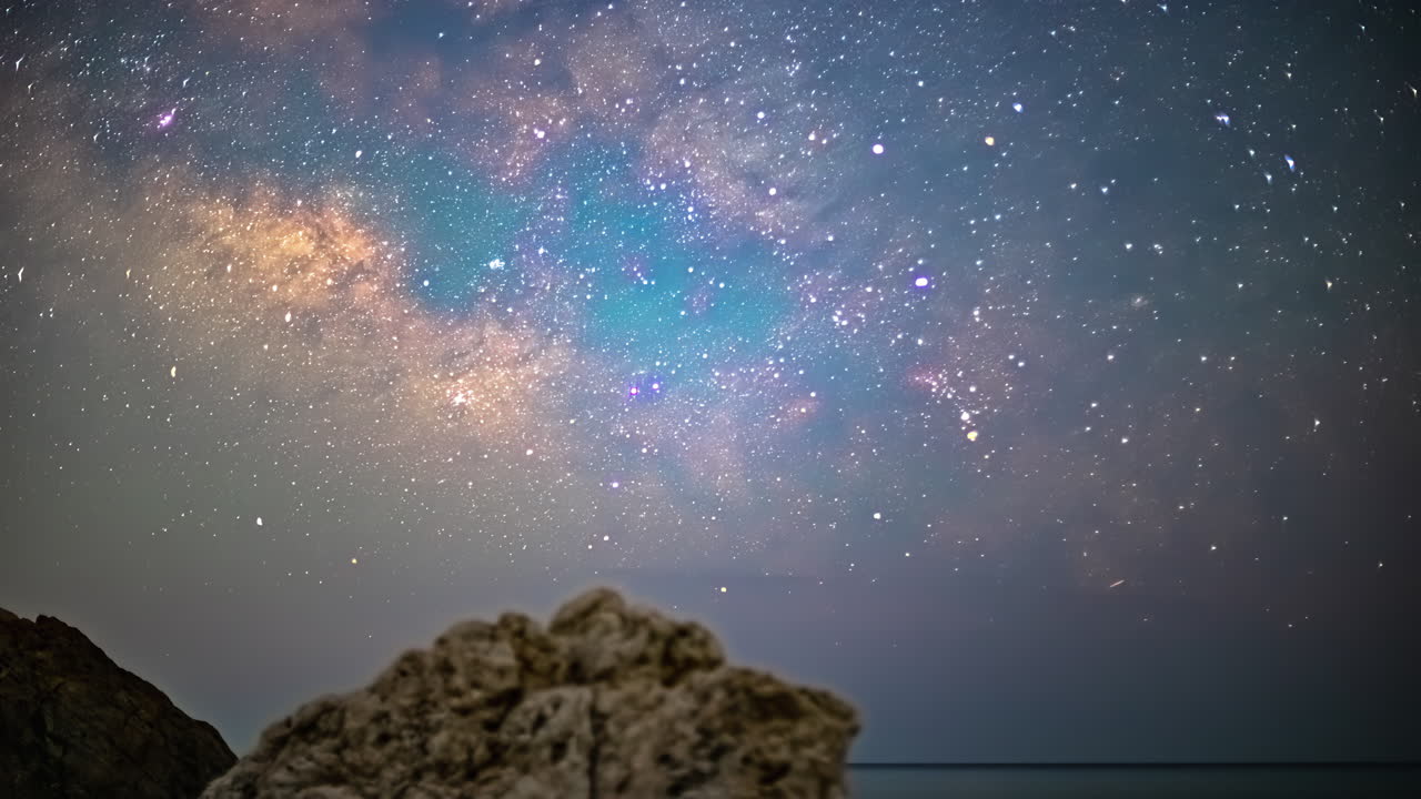 время проходит в ночное время звездного неба на кипре афродиты скальные точки зрения с падающими звездами