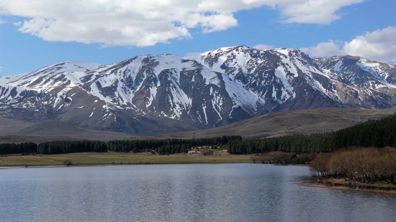 Paesaggio grandangolare della Laguna La Zeta in una riserva naturale vicino a Esquel, Patagonia, Argentina.
