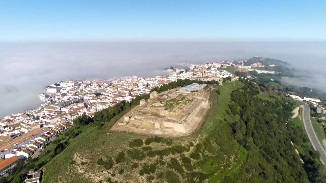 toma aérea de medina sidonia con vistas al castillo de medina, la iglesia de santa maría y el casco antiguo con hermosos edificios blancos en un hermoso día