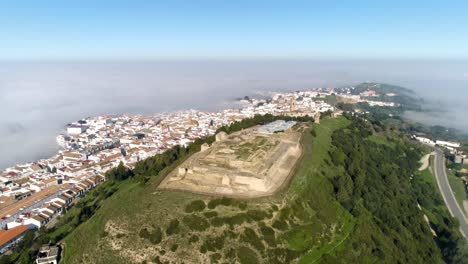 Toma-Aérea-De-Medina-Sidonia-Con-Vistas-Al-Castillo-De-Medina,-La-Iglesia-De-Santa-María-Y-El-Casco-Antiguo-Con-Hermosos-Edificios-Blancos-En-Un-Hermoso-Día