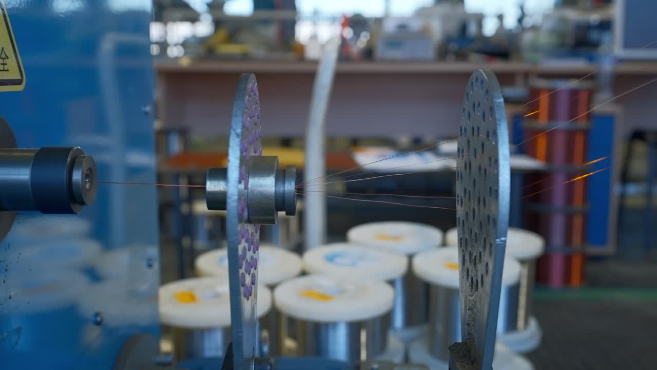 máquina de enrollamiento de alambre en funcionamiento