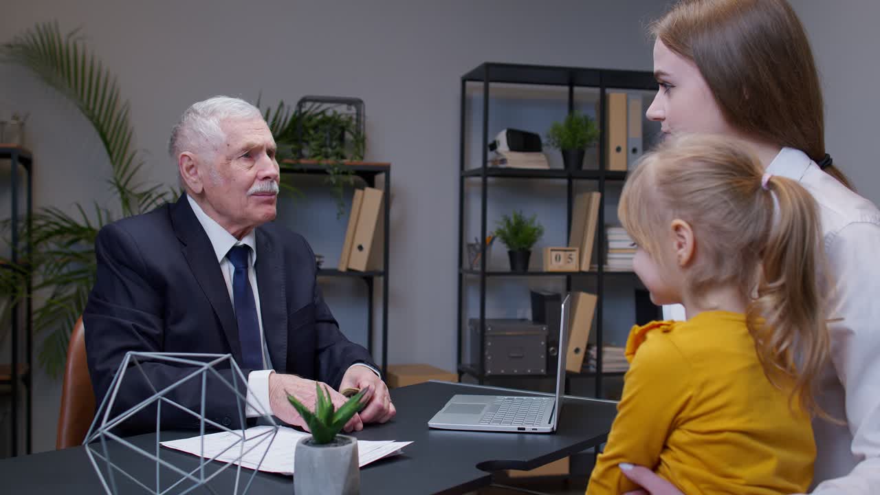 어머니와 딸 아이는 은행 사무실에 와서 자신의 사업을 시작하고 주택을 구입하기 위해 대출을 받습니다.