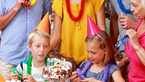 familia extensa que tiene una fiesta de cumpleaños