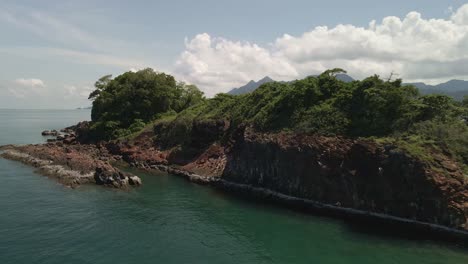 Imágenes-Aéreas-De-Drones-De-4k-Que-Se-Deslizan-Por-Una-Isla-Aislada-Con-Vegetación-Verde-Y-árboles-Cerca-De-Koh-Chang,-Tailandia