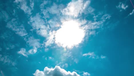 Hermoso-Paisaje-Nuboso-Con-Grandes-Nubes-En-Construcción-Y-El-Amanecer-Atravesando-La-Masa-De-Nubes