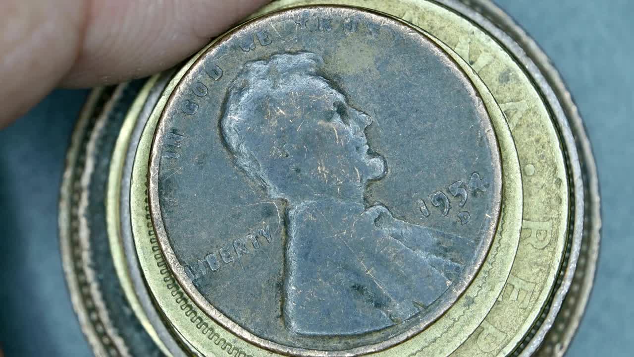 primer plano de monedas muy antiguas