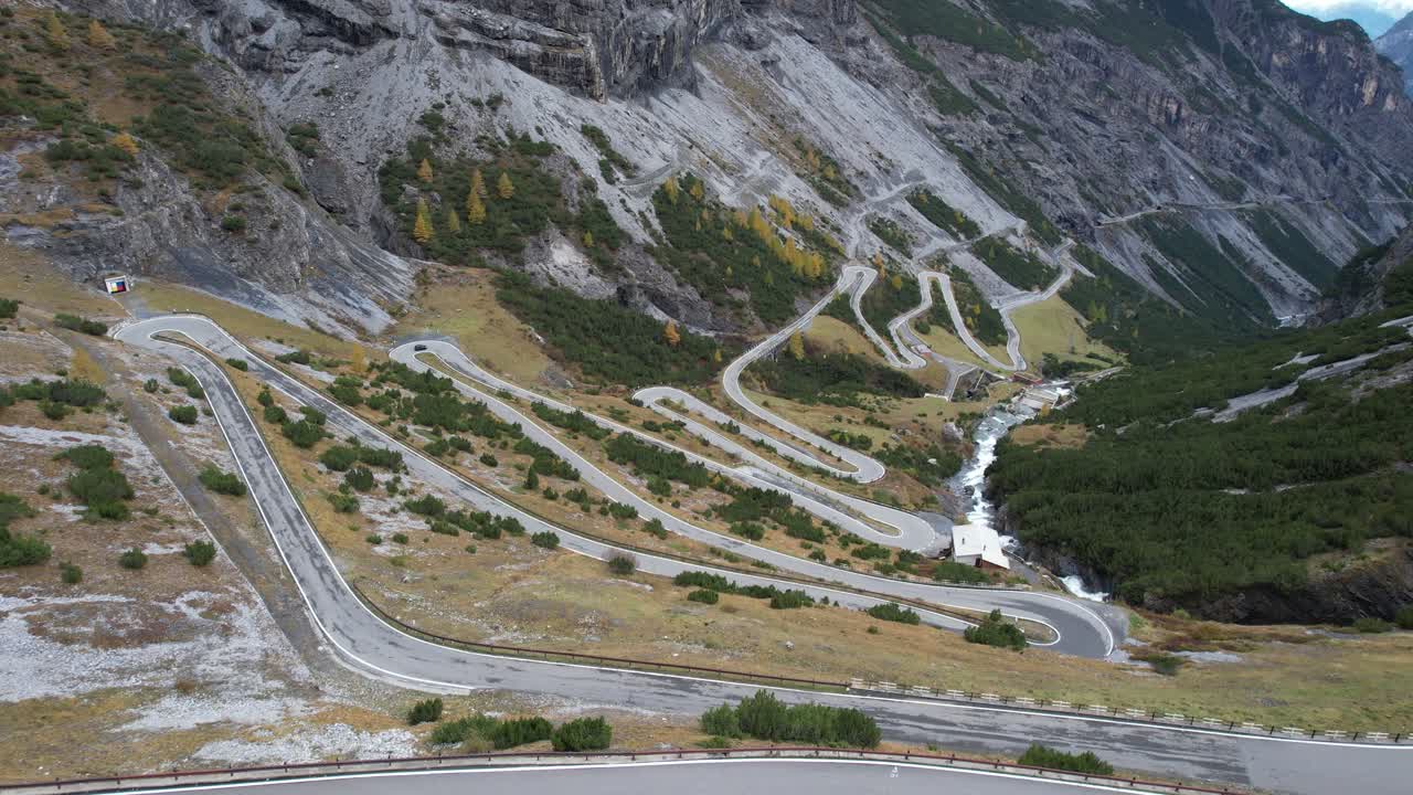 이탈리아의 스텔비오 패스 (stelvio pass) 위를 날아다니며