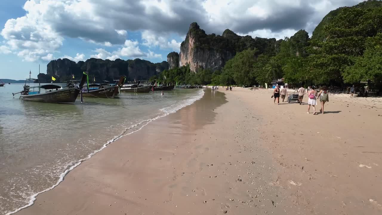 Passeggiata sulla spiaggia di Railay a Krabi, Ao Nang, Thailandia del Sud