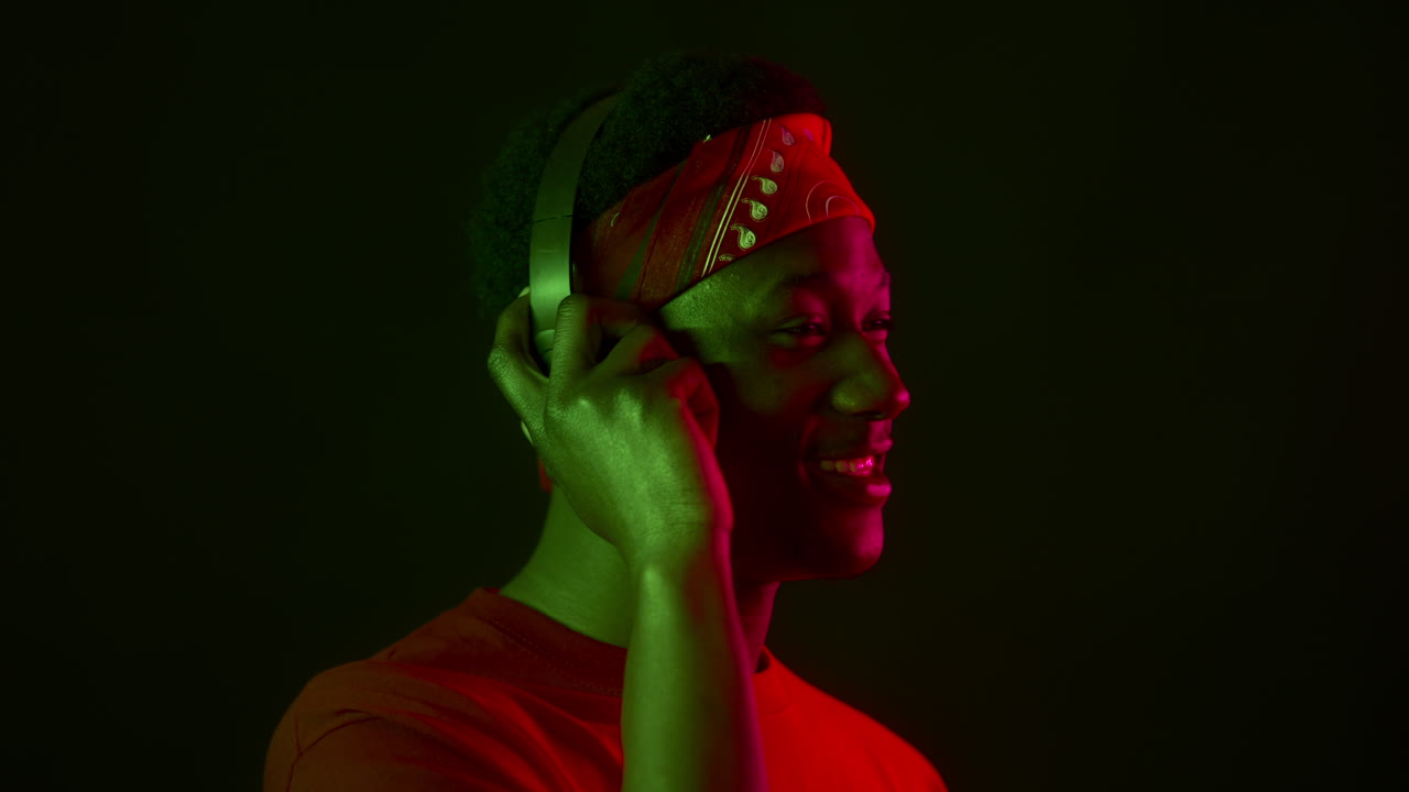 hombre con auriculares y pañuelo