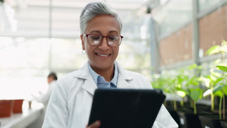 científica, tableta y mujer en la investigación