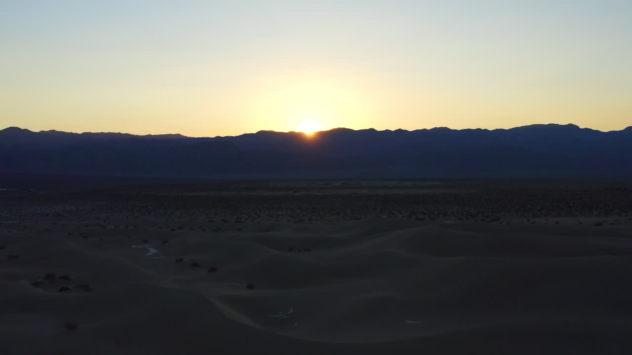 espectacular vista de las dunas de arena en el valle de la muerte por la noche
