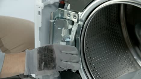 desenroscamiento de un tornillo con un taladro de batería