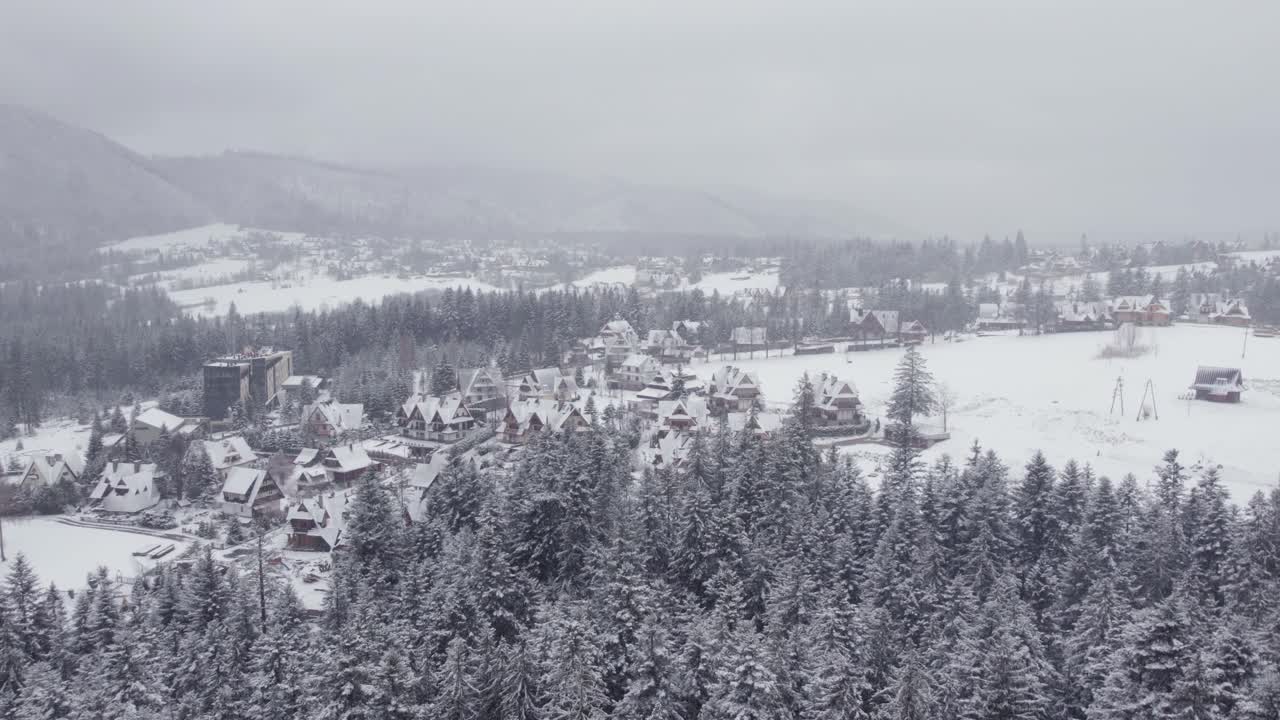 눈 인 산 마을의 공중 사진