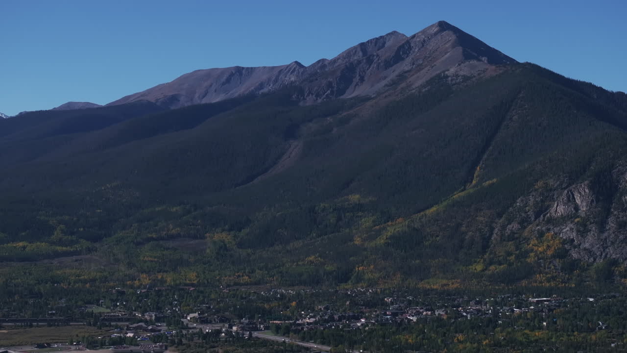 cumbre de diez millas, condado, colores de caída, camino de avalancha, pico de la montaña, centro de frisco, lago dillon, colorado, avión no tripulado cinematográfico, vista matutina, breckenridge, silverthorne, movimiento hacia atrás.