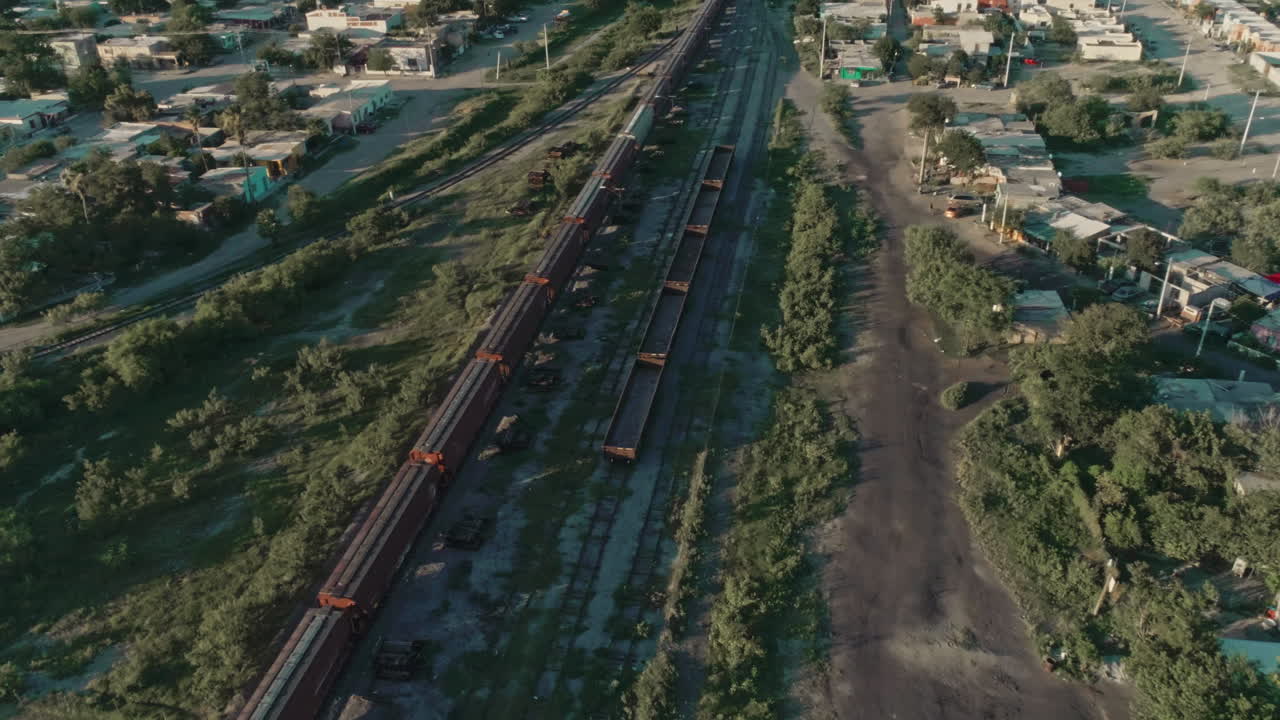 멕시코 북부 시골을 통과하는 화물 열차의 공중