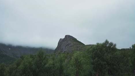 Una-Vista-Panorámica-Del-Monte-Sma-Tindan-En-Lofoten,-Noruega---Primer-Plano