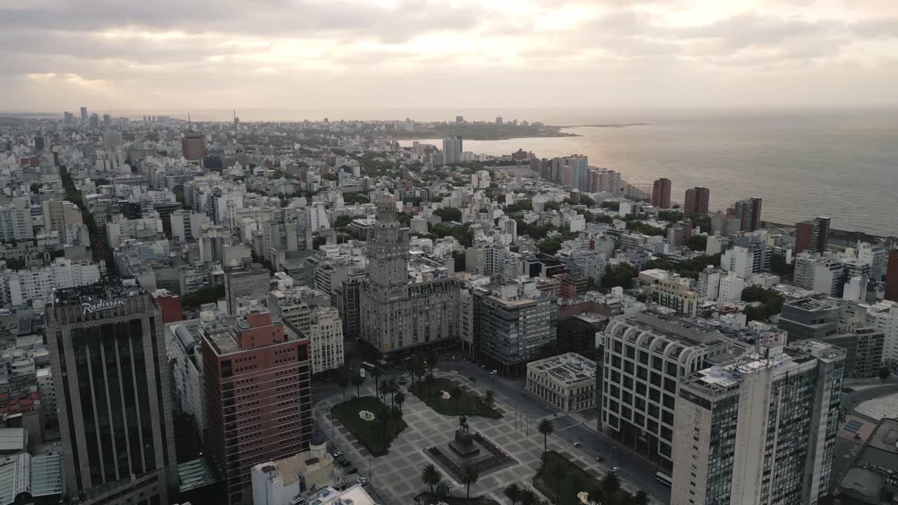 horizonte del atardecer de montevideo uruguay paisaje urbano centro histórico de la ciudad