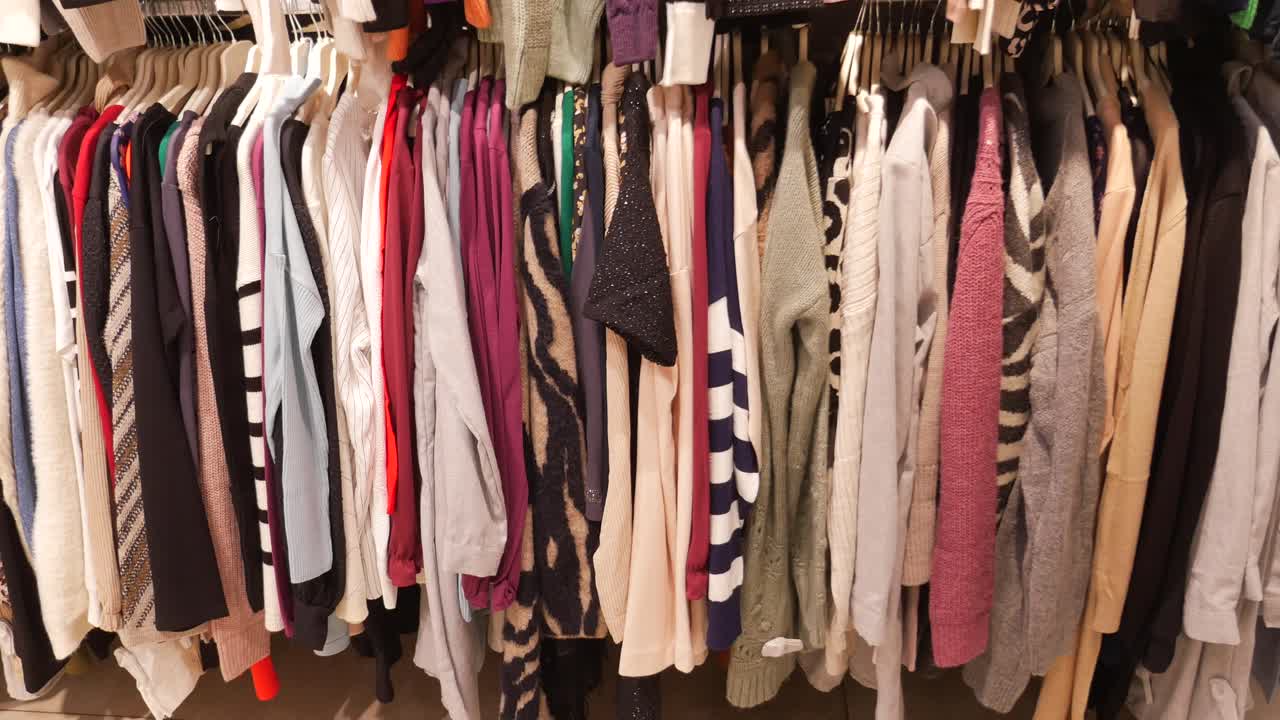 옷 가게 의 스웨터 와 셔츠 의 랙