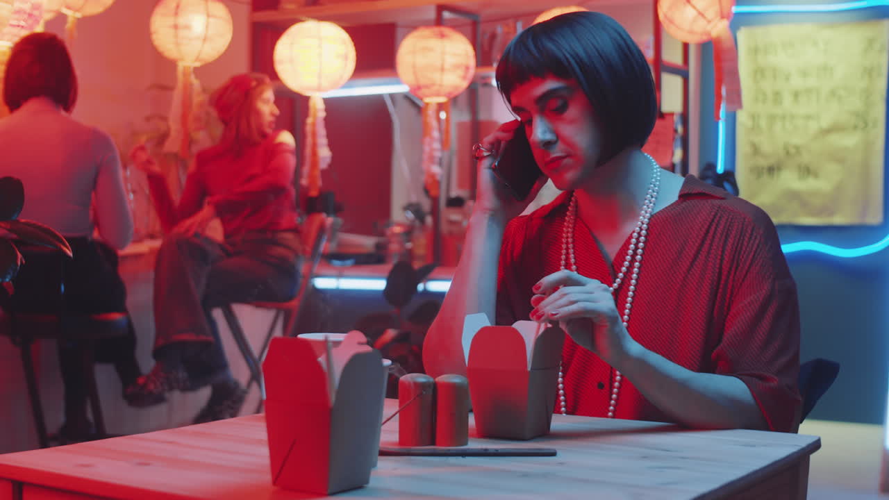 중국 카페 에서 전화 로 이야기 하는 트랜스젠더 남자