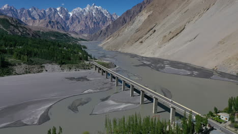 majestuosa vista aérea de la montaña de un puente que cruza el valle del río hunza en pakistán