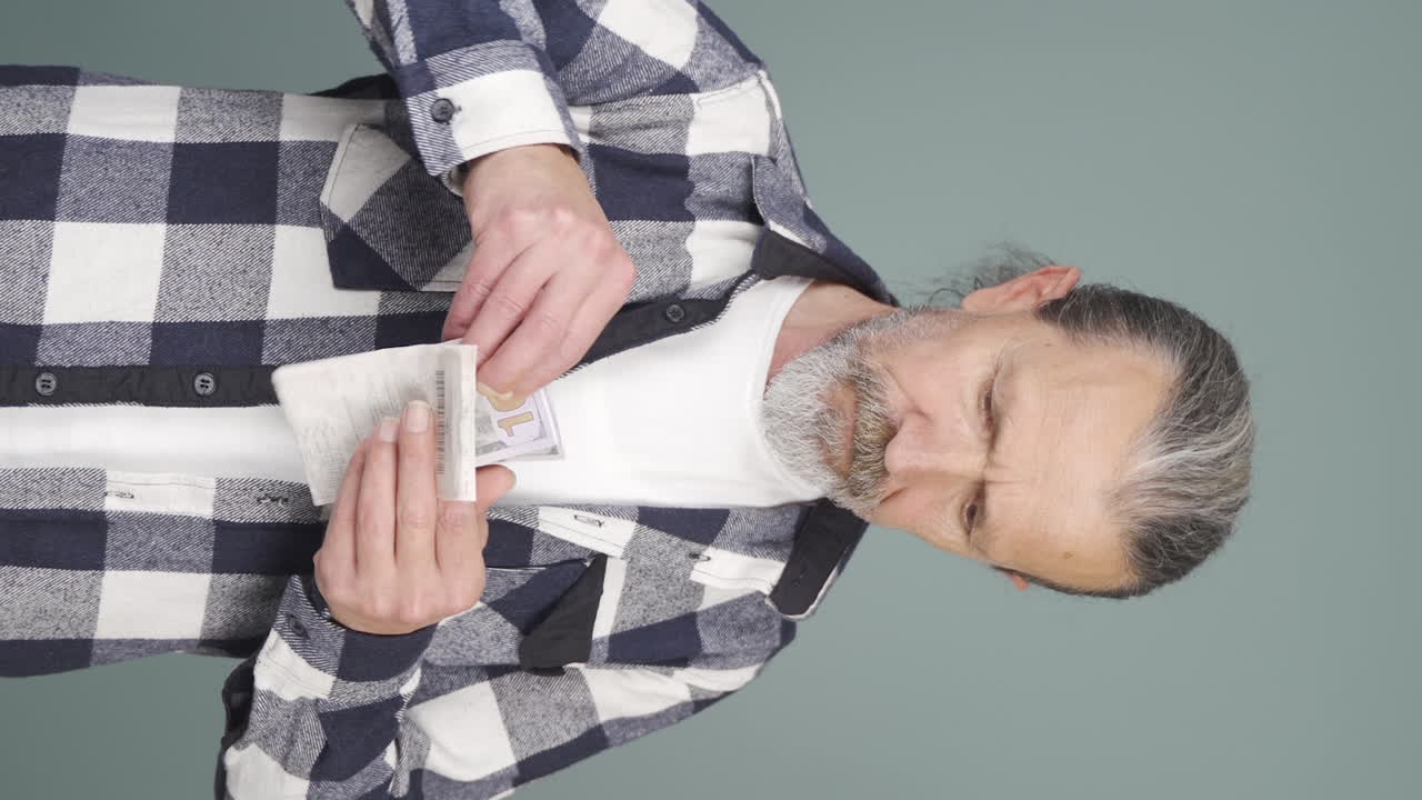 화난  ⁇ 은이의 수직 동영상.