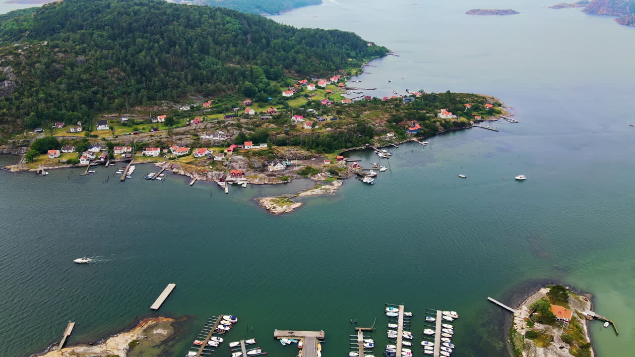 스웨덴 브라톤의 그림 같은 섬과 항구 지역 - 공중 촬영