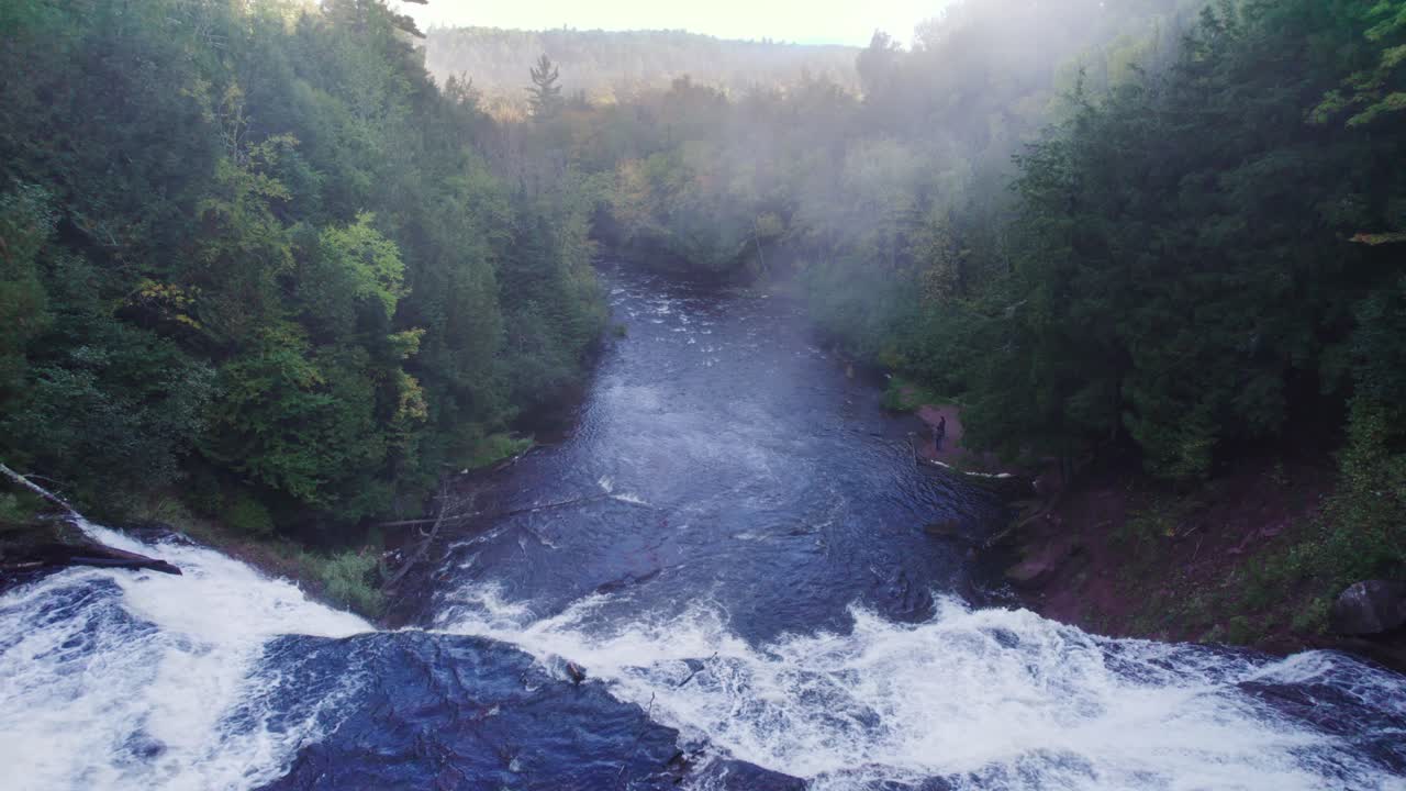 Plan au drone en approche depuis Agate Falls, Michigan