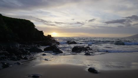 Bajando-La-Escena-En-Cámara-Lenta-De-Una-Playa-Rocosa-Al-Atardecer-En-Maui-Hawaii