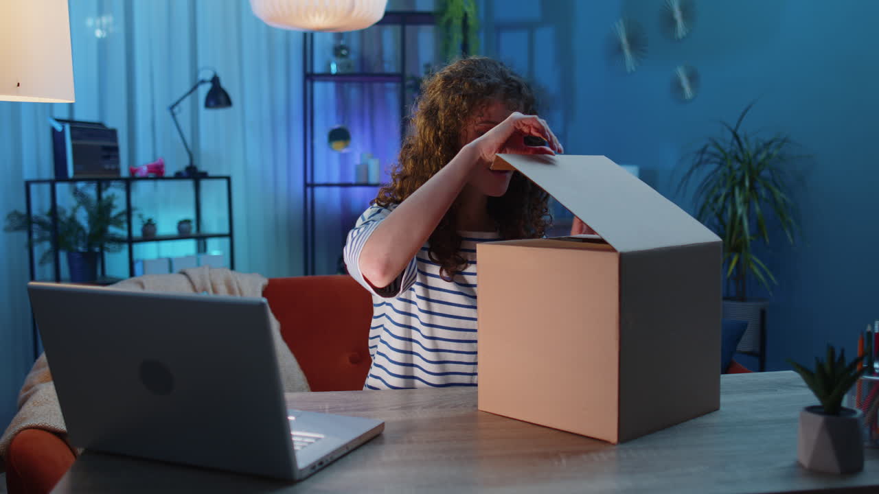 행복한 젊은 여성 쇼핑객 카드보드 상자 배달 패키지 온라인 쇼핑 집에서 구매