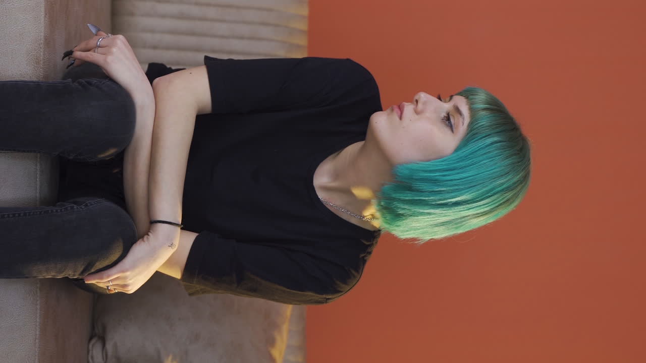 집에서 혼자 우울한 젊은 여성의 수직 비디오.