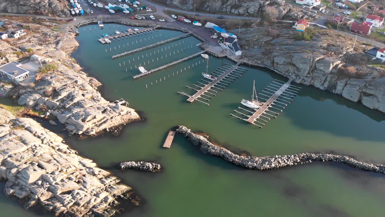 스웨덴 해안 마을 예테보리의 마리나 항구에 있는 보트, 항공