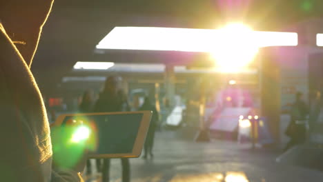 Frau-Mit-Block-Am-Abend-Am-Bahnhof