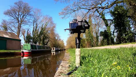 lapso de tiempo de una cámara que captura imágenes y fotos de la famosa ruta del canal llangollen junto al acueducto pontcysyllte en wrexham, en la hermosa área de gales diseñada por thomas telford