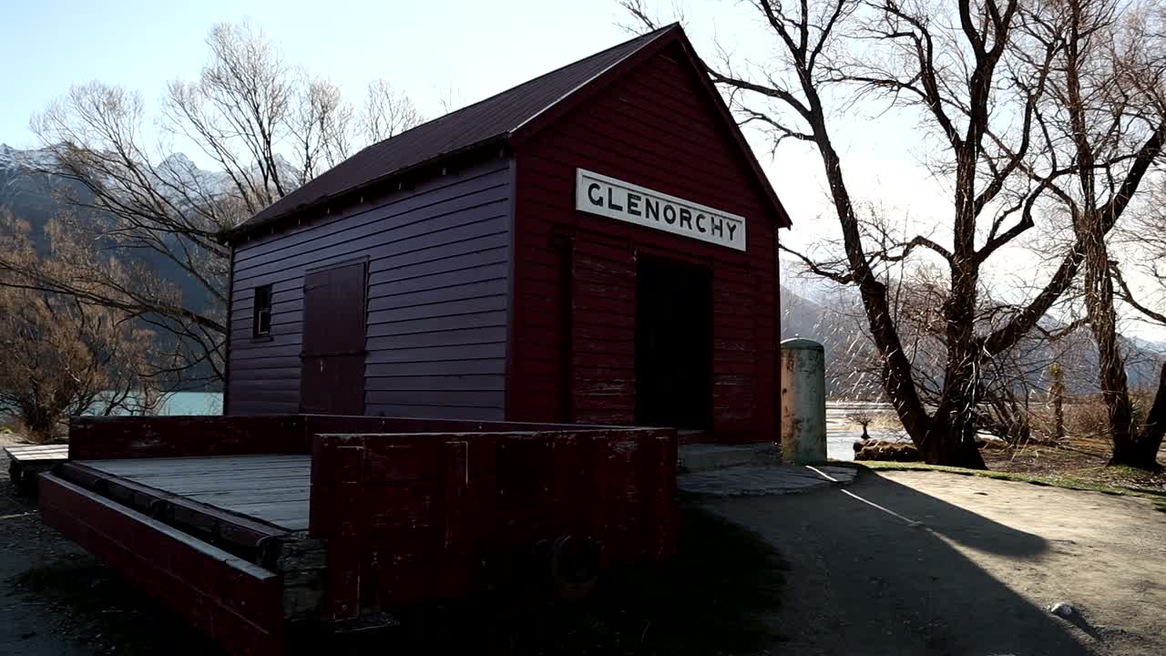 glenorchy queenstown nueva zelanda famoso cobertizo rojo panorámica de derecha a izquierda