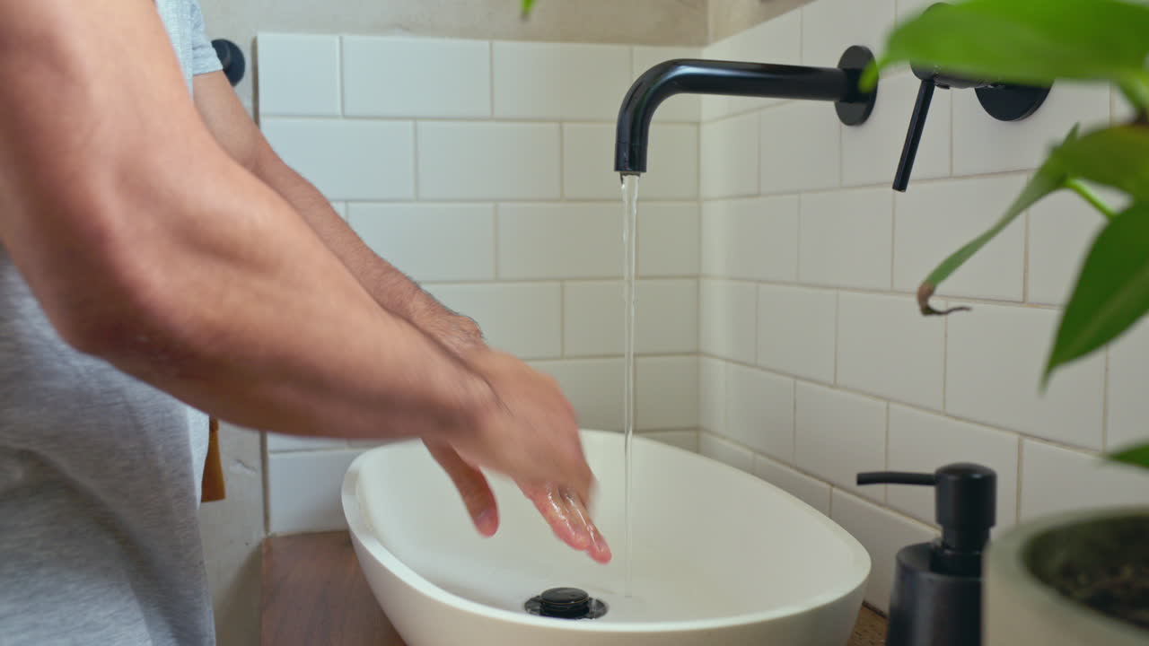 baño, lavado de manos y limpieza de manos del hombre