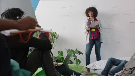 joven mujer de negocios afroamericana grupo de enseñanza de estudiantes mostrando la línea de tiempo del proyecto en pizarra presentando datos gráficos equipo diverso lluvia de ideas compartiendo ideas en la conferencia de la oficina