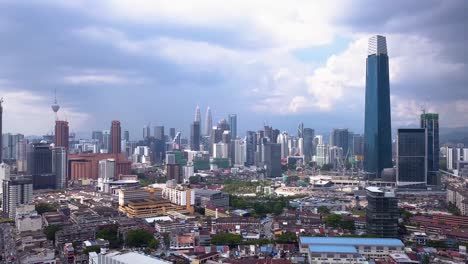tomas de drones del horizonte de la ciudad de kuala lumpur con rascacielos, malasia, uhd