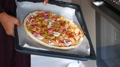 pizza siendo horneada en el horno