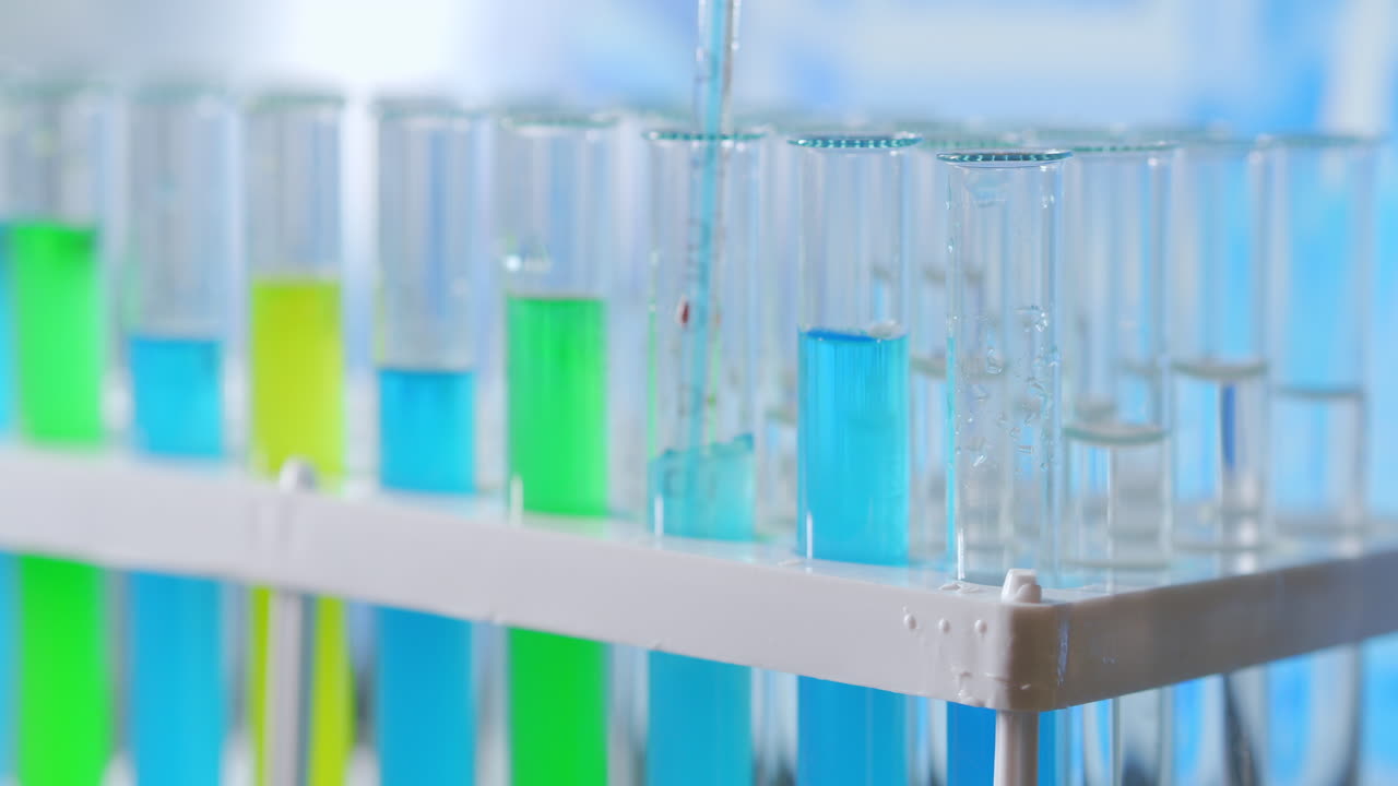 실험실 생화학자가 식물 유기 화장품 연구와 함께 실험 튜브에 기름을 흘리는 고품질 4k 영상