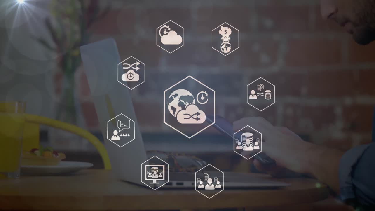 animación de iconos digitales girando sobre un hombre caucásico usando un teléfono inteligente y una computadora portátil en un café.