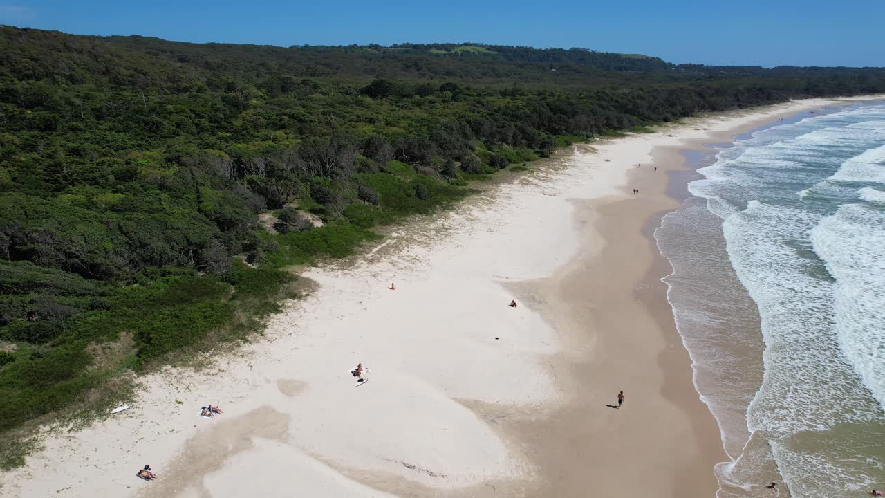 vista aérea de una hermosa playa con personas relajándose