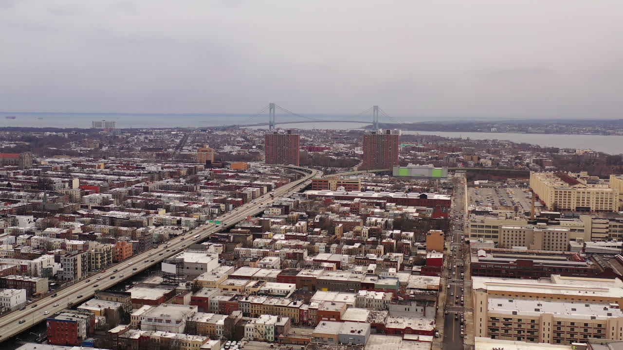 una toma aérea de drones, panorámica izquierda sobre el parque de la puesta del sol de brooklyn