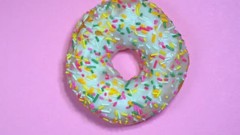 delicioso y dulce donut girando sobre un fondo de colores