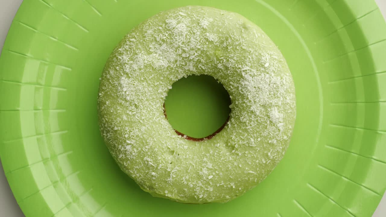el donut glazado de primer plano.