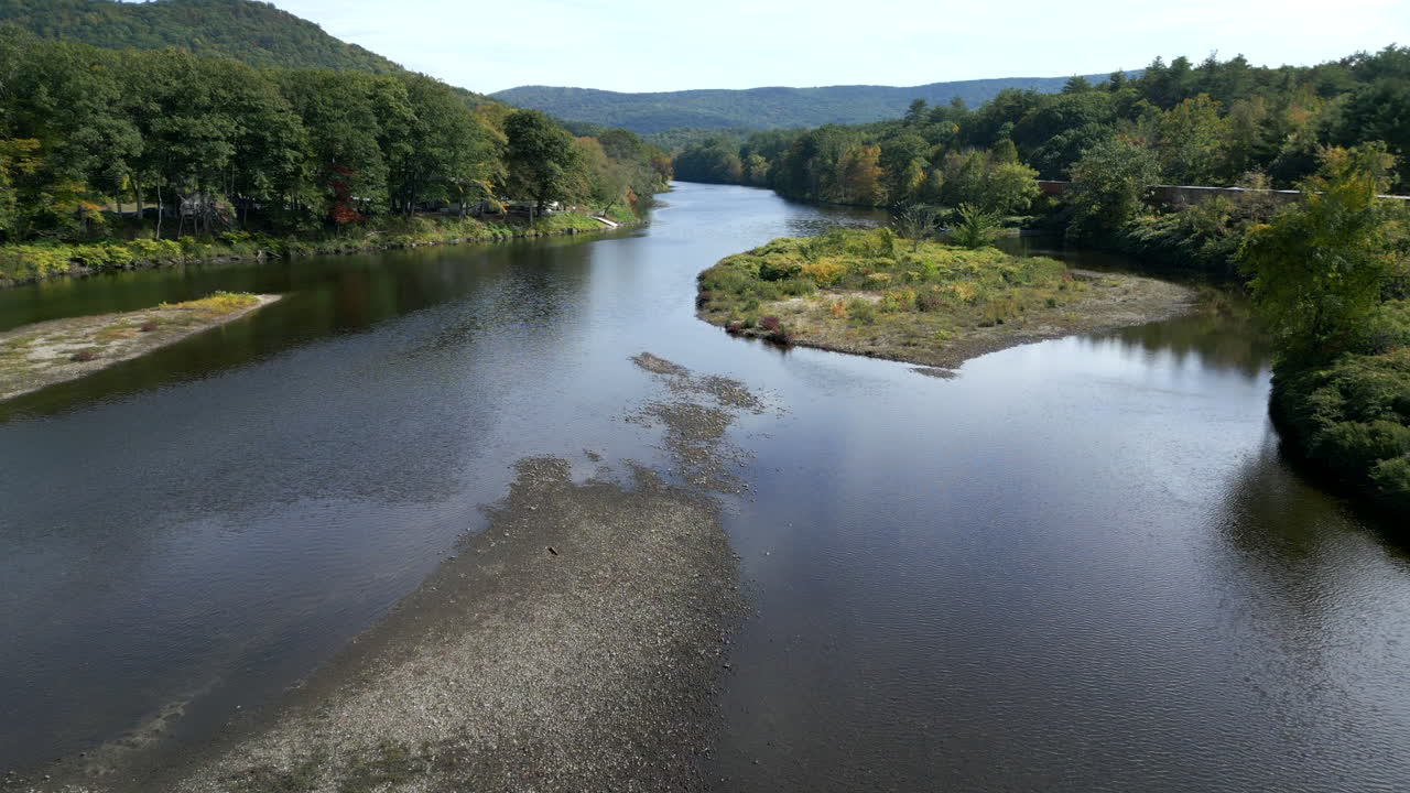 Luchtopname met dolly zweeft boven de Mohawk Trail bij de Deerfield River in Westelijk Massachusetts, New England, VS