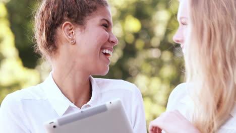 Hippe-Freunde-Mit-Tablet